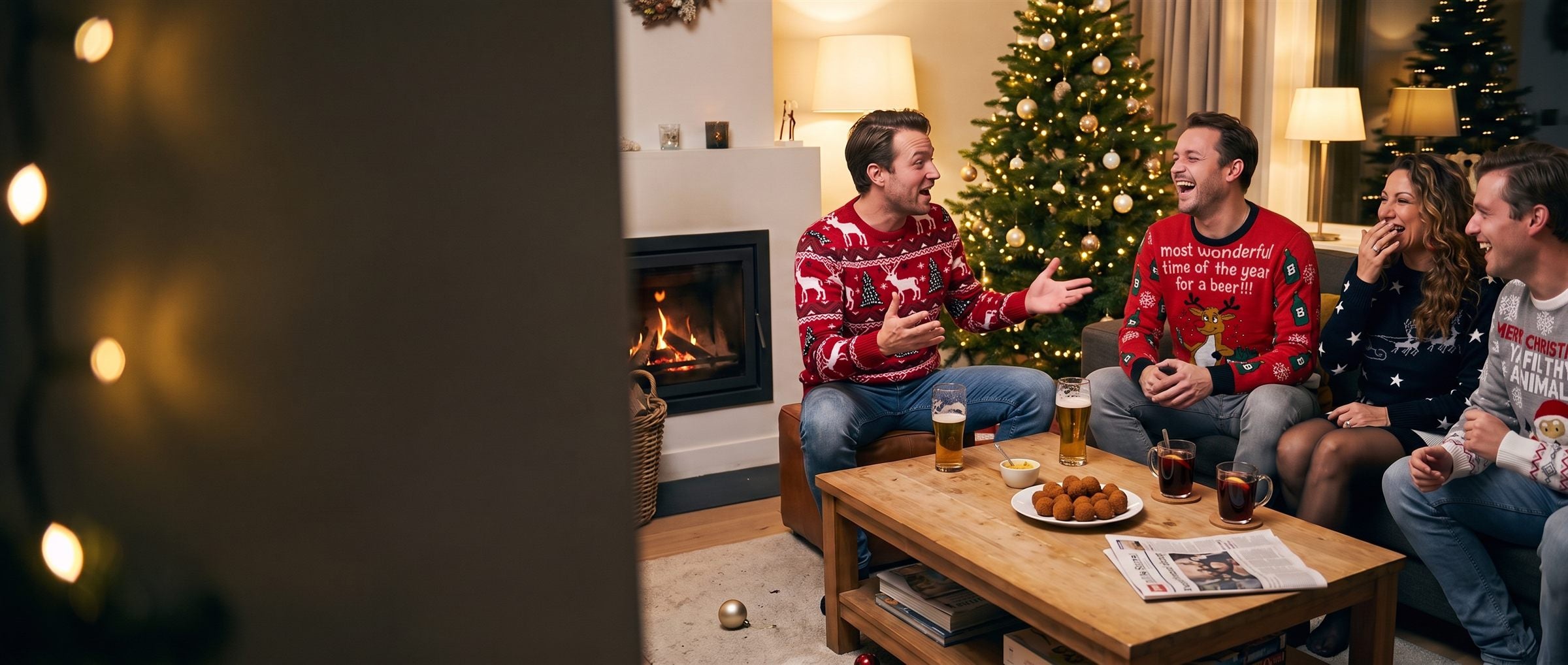 Familie in hässlichen Weihnachtspullovern, lachend am Weihnachtsbaum