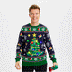 En mand iført en julesweater med lys.