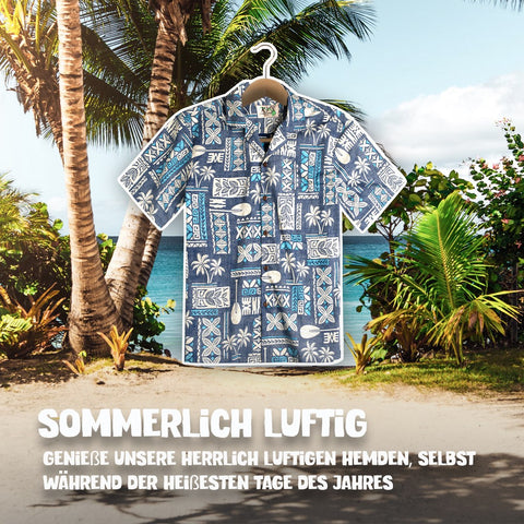 Sommerlich luftig: Hawaiihemd Tapa Blau am Bügel, Vorderseite