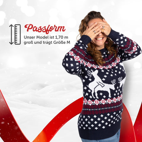 Passform Damen: Weihnachtspullover Spielende Rentiere, unser Model ist 1,70 m groß und trägt Größe M