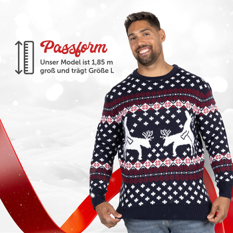 Passform Herren: Weihnachtspullover Spielende Rentiere, unser Model ist 1,85 m groß und trägt Größe L