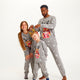 En familie iført samme grå julepyjamas.