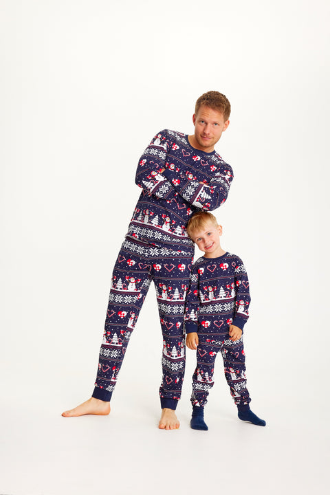 Et barn og en mand med blå julepyjamas på.
