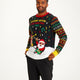 En smilende mand står i en fin julesweater med en sej julemand.