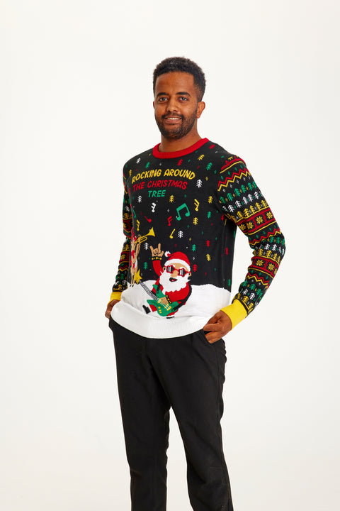 En smilende mand står i en fin julesweater med en sej julemand.